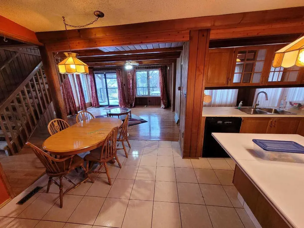 15 Glenview Drive SW Calgary AB T3E 4H4