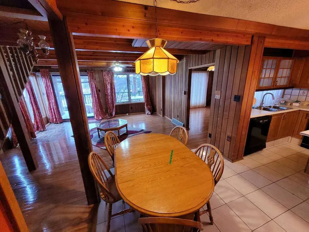 15 Glenview Drive SW Calgary AB T3E 4H4