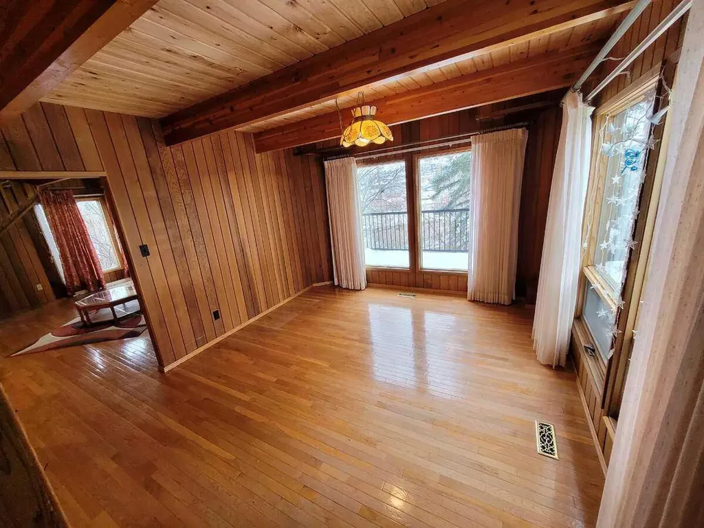15 Glenview Drive SW Calgary AB T3E 4H4