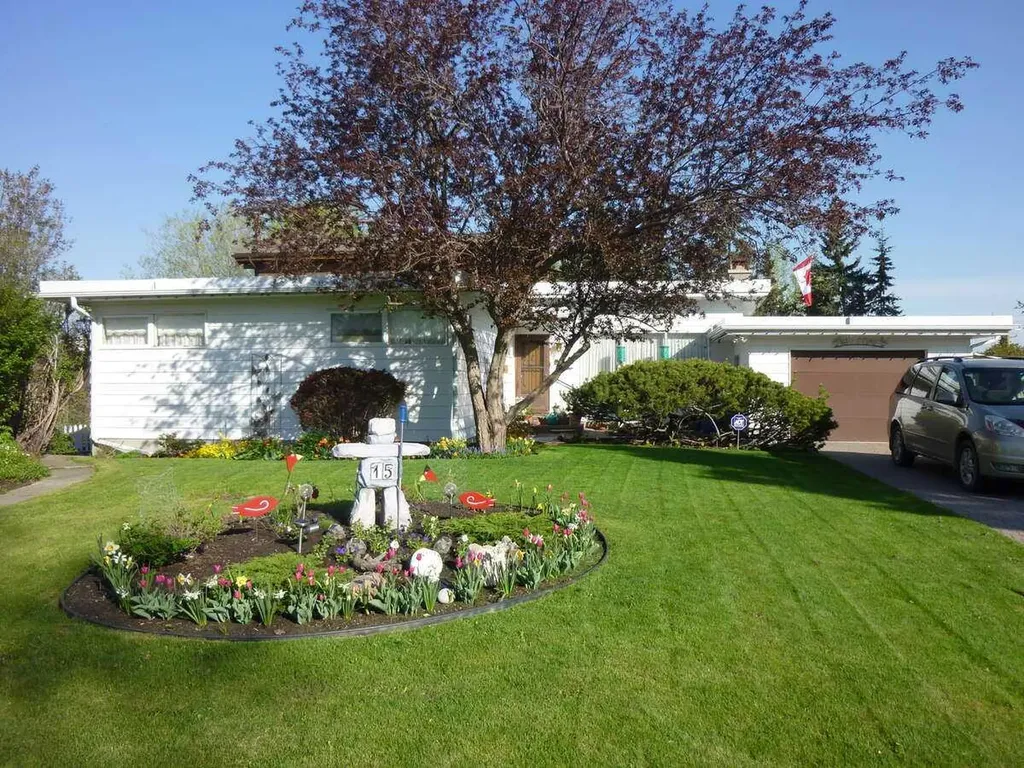 15 Glenview Drive SW Calgary AB T3E 4H4