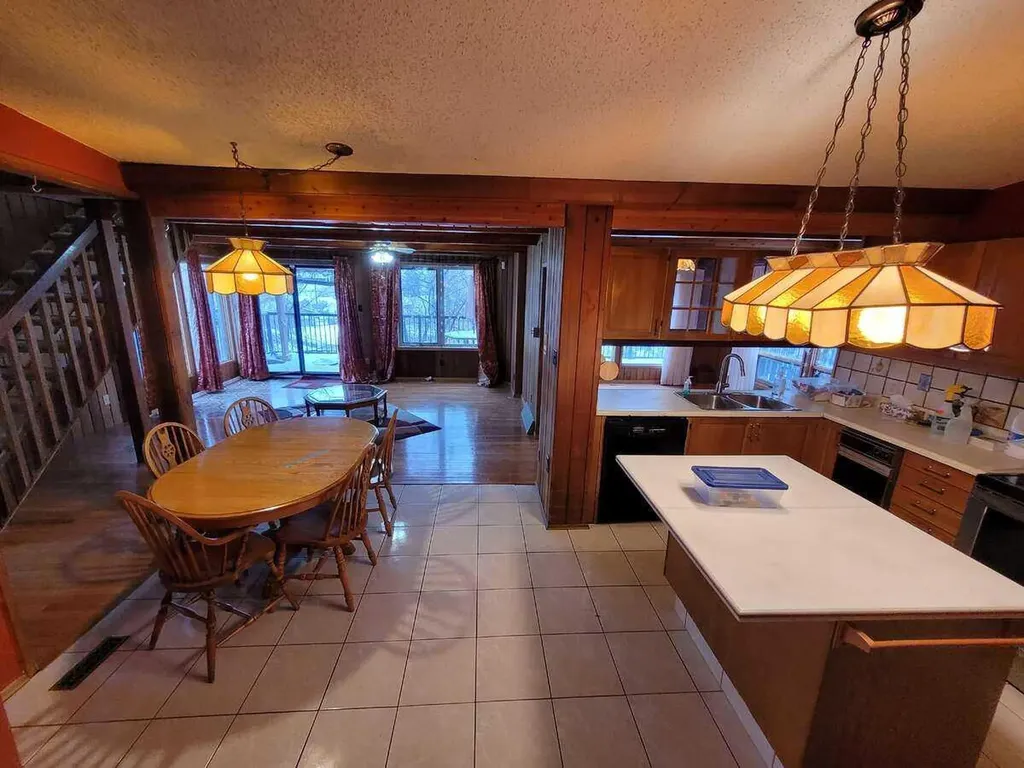 15 Glenview Drive SW Calgary AB T3E 4H4