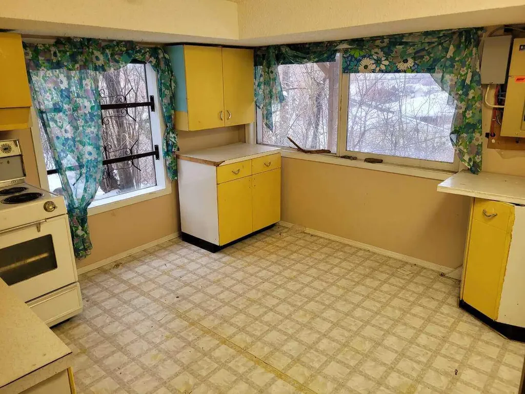 15 Glenview Drive SW Calgary AB T3E 4H4