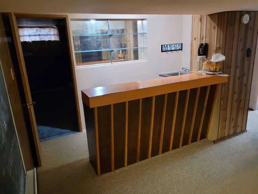 15 Glenview Drive SW Calgary AB T3E 4H4