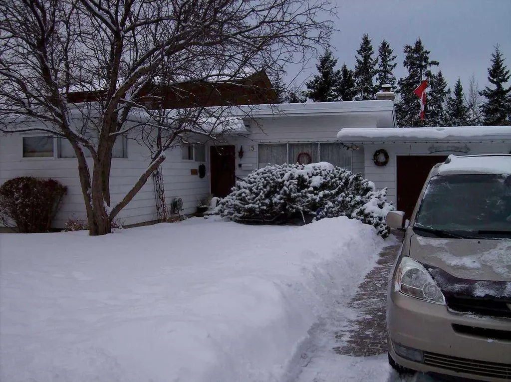 15 Glenview Drive SW Calgary AB T3E 4H4