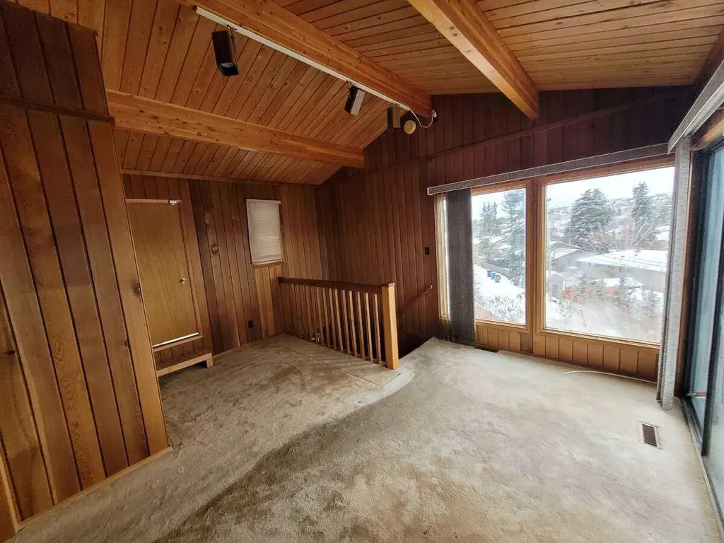 15 Glenview Drive SW Calgary AB T3E 4H4