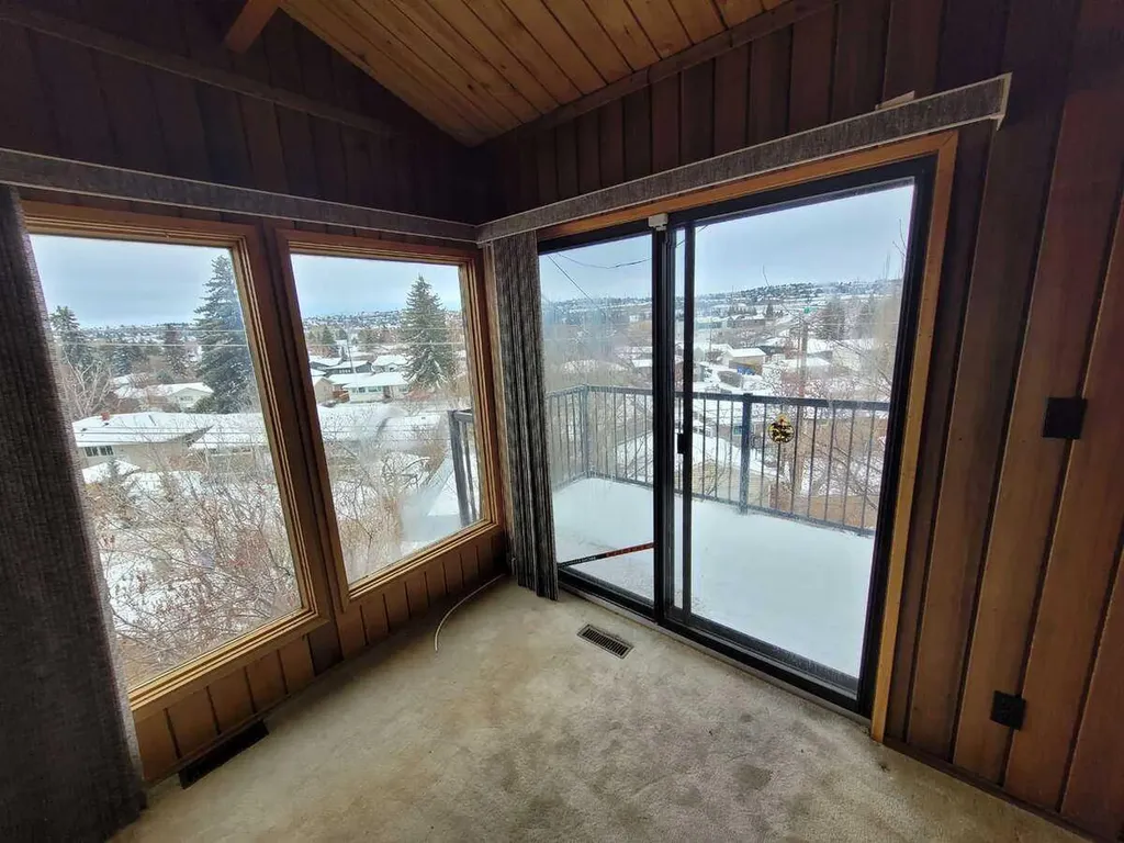 15 Glenview Drive SW Calgary AB T3E 4H4