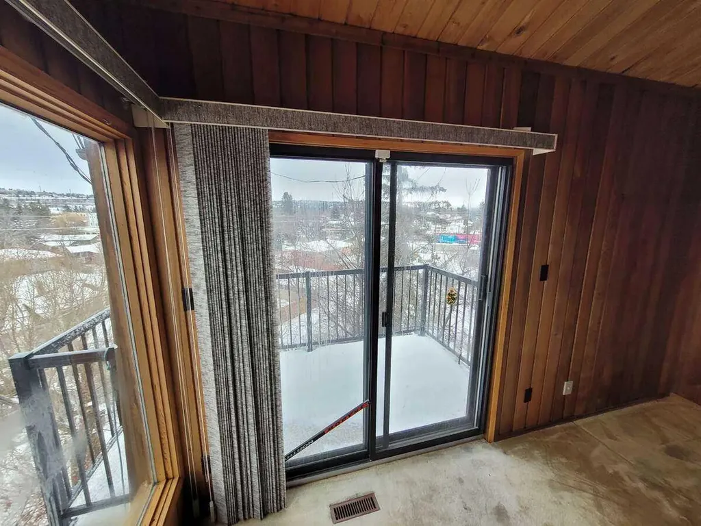 15 Glenview Drive SW Calgary AB T3E 4H4