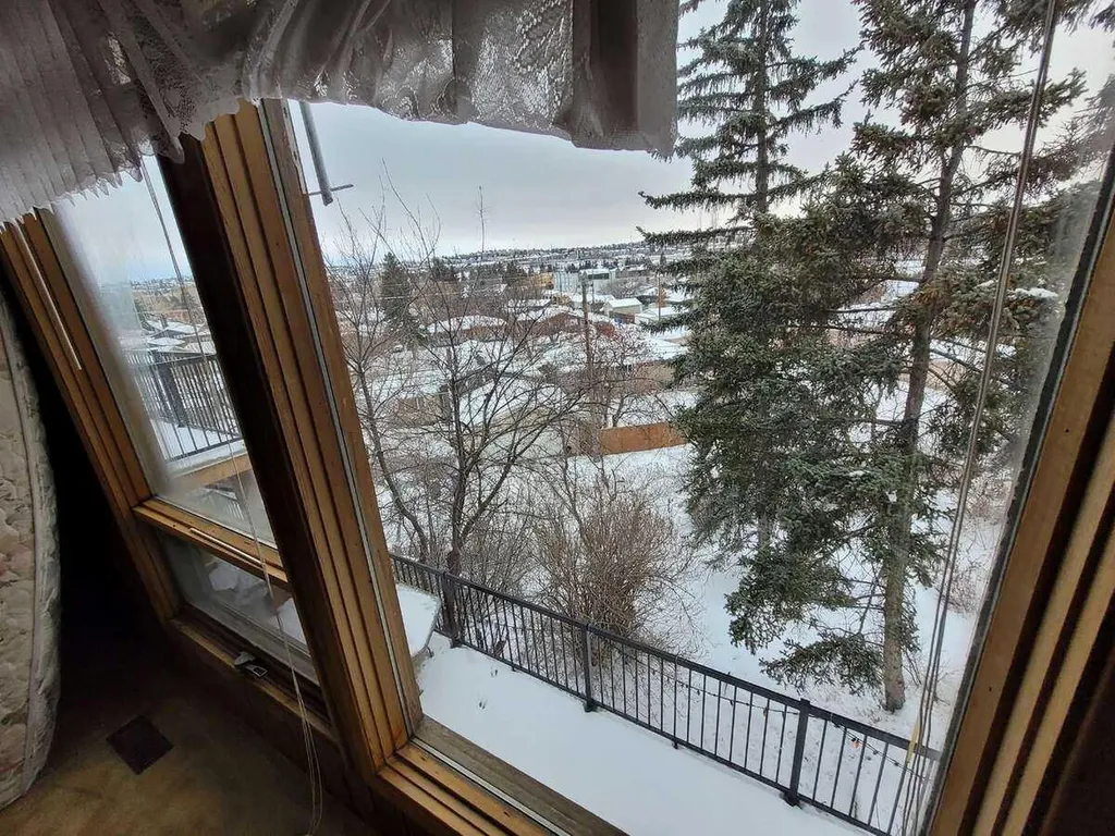 15 Glenview Drive SW Calgary AB T3E 4H4