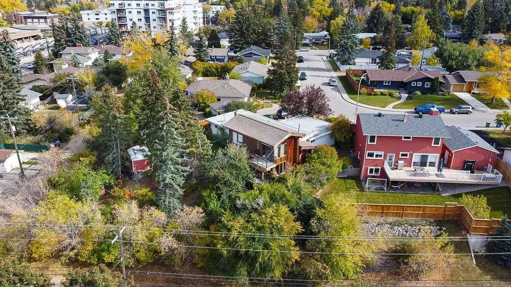 15 Glenview Drive SW Calgary AB T3E 4H4