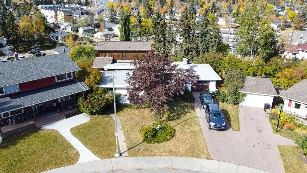15 Glenview Drive SW Calgary AB T3E 4H4