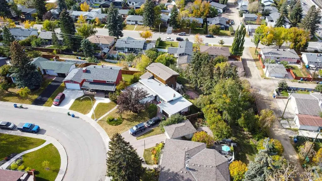 15 Glenview Drive SW Calgary AB T3E 4H4