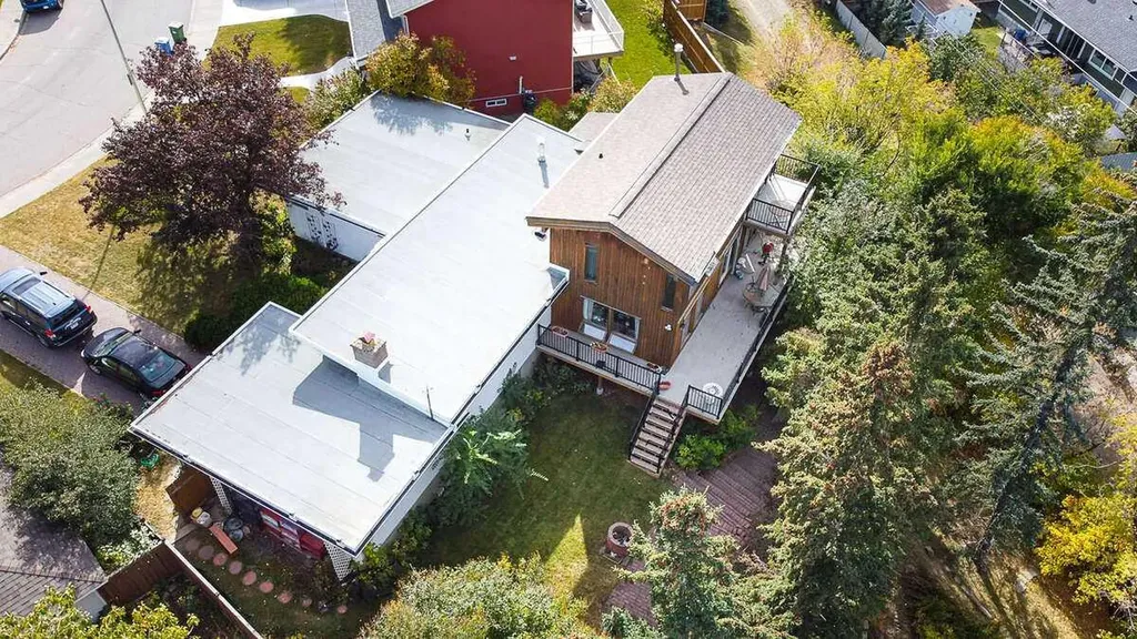15 Glenview Drive SW Calgary AB T3E 4H4