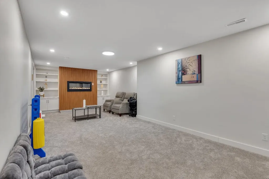 3 Cardiff Drive NW Calgary AB T2K1R4