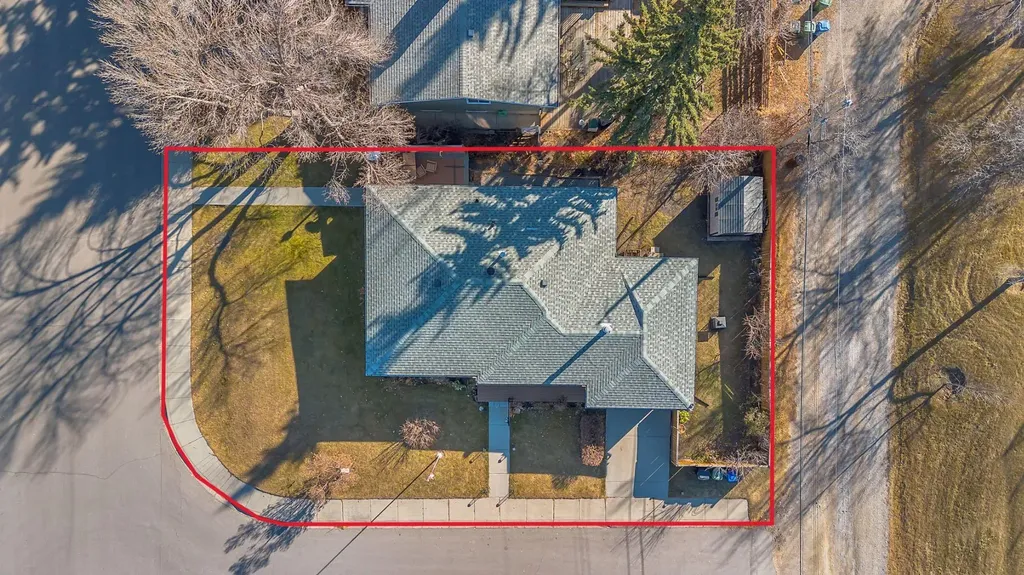 3 Cardiff Drive NW Calgary AB T2K1R4