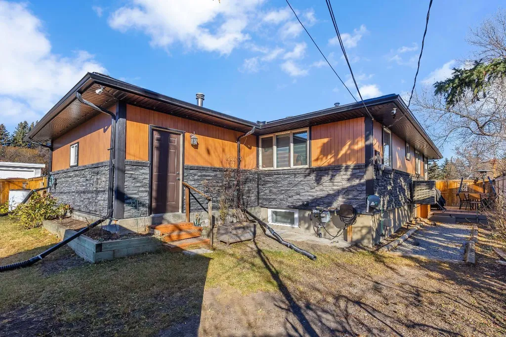 3 Cardiff Drive NW Calgary AB T2K1R4
