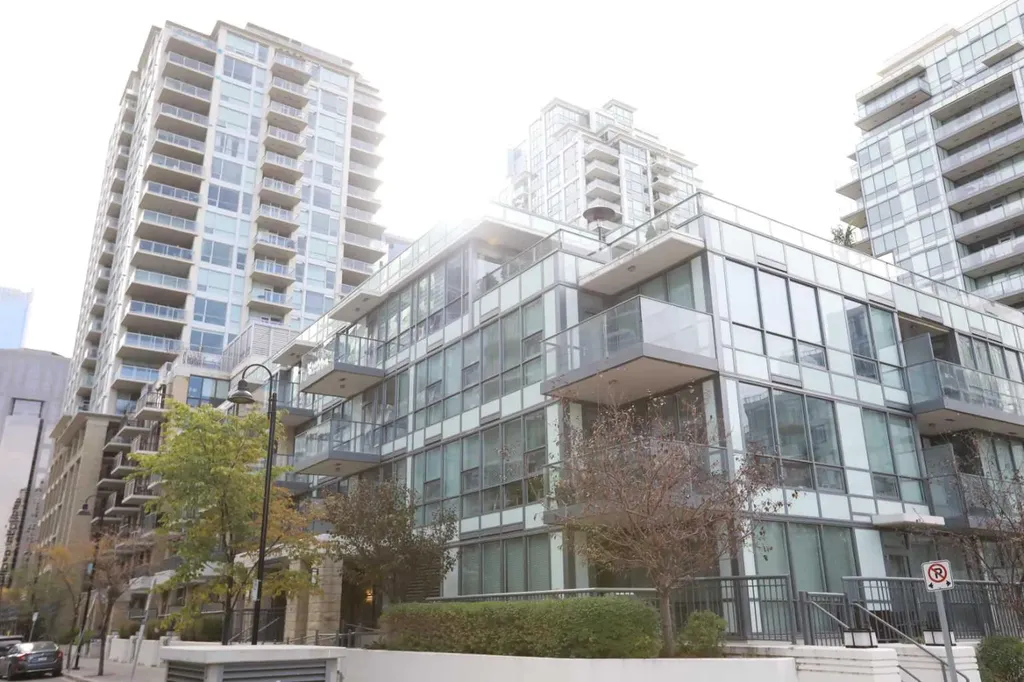 51 Waterfront Mews SW Calgary AB T2P0X3