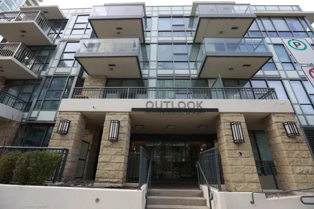 51 Waterfront Mews SW Calgary AB T2P0X3
