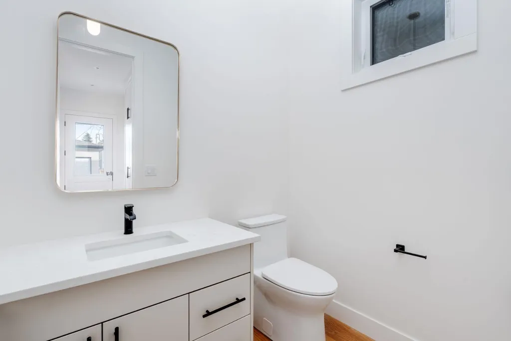 2229 36 Street SW Calgary AB T3E 2Z3