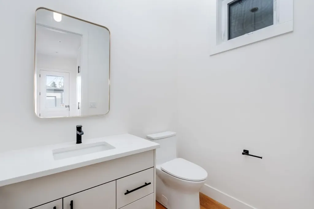2229 36 Street SW Calgary AB T3E 2Z3