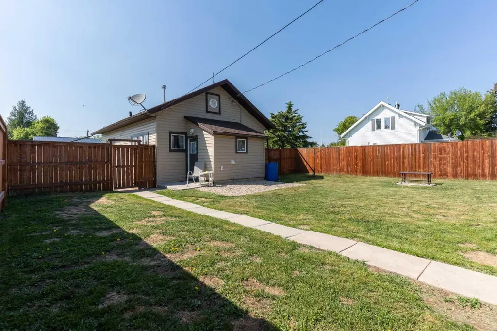 5025 54 Street Daysland AB T0B 1A0