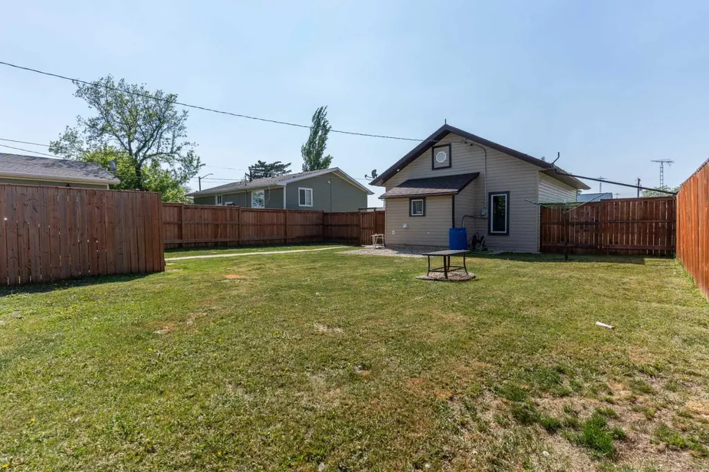 5025 54 Street Daysland AB T0B 1A0