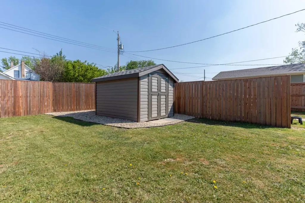 5025 54 Street Daysland AB T0B 1A0
