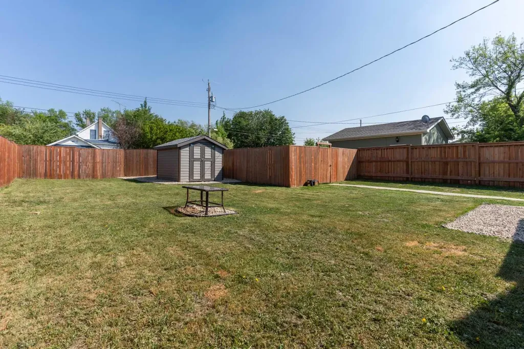 5025 54 Street Daysland AB T0B 1A0