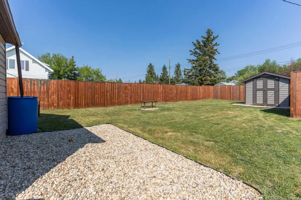 5025 54 Street Daysland AB T0B 1A0
