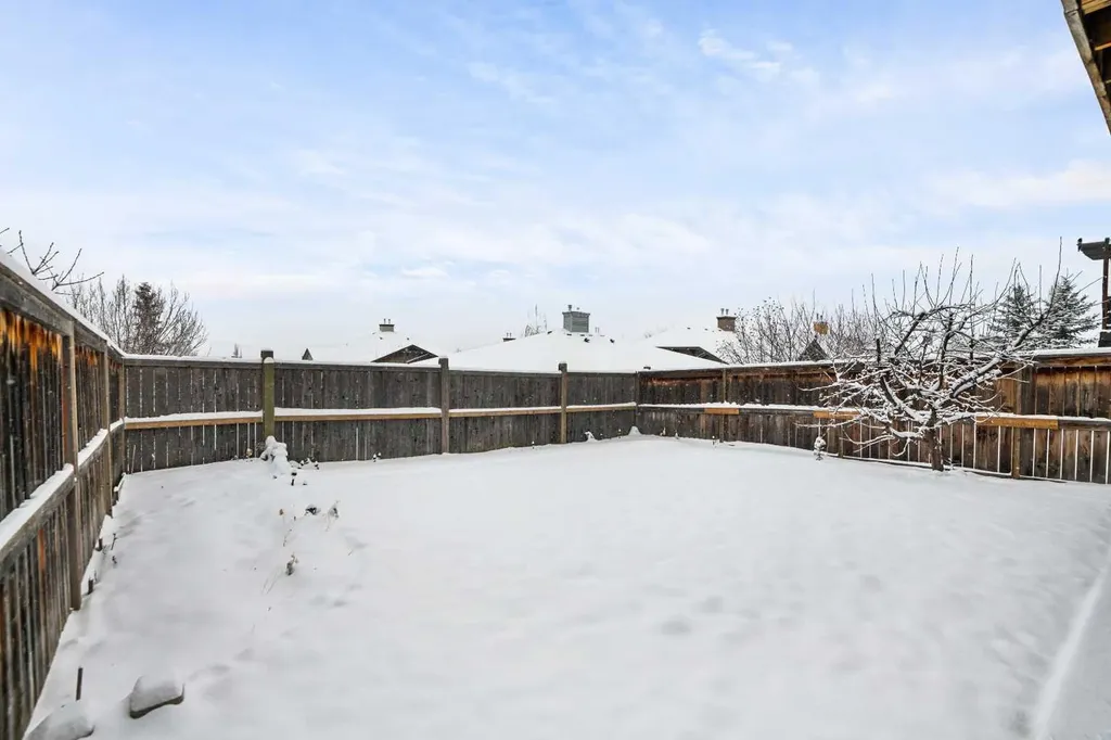 79 Pantego Way NW Calgary AB T3k0K6