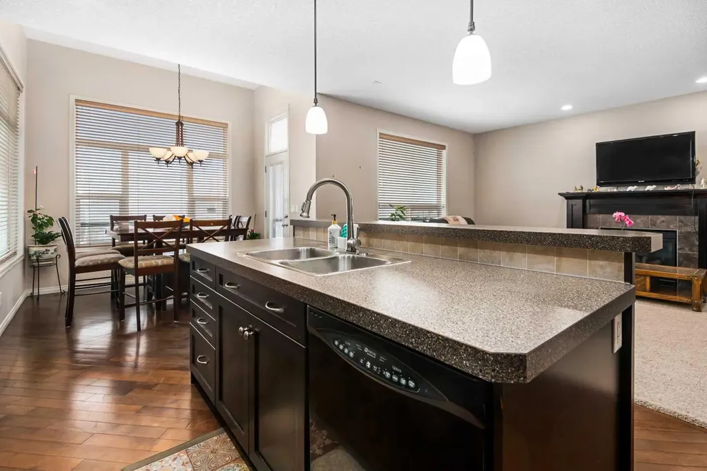 79 Pantego Way NW Calgary AB T3k0K6