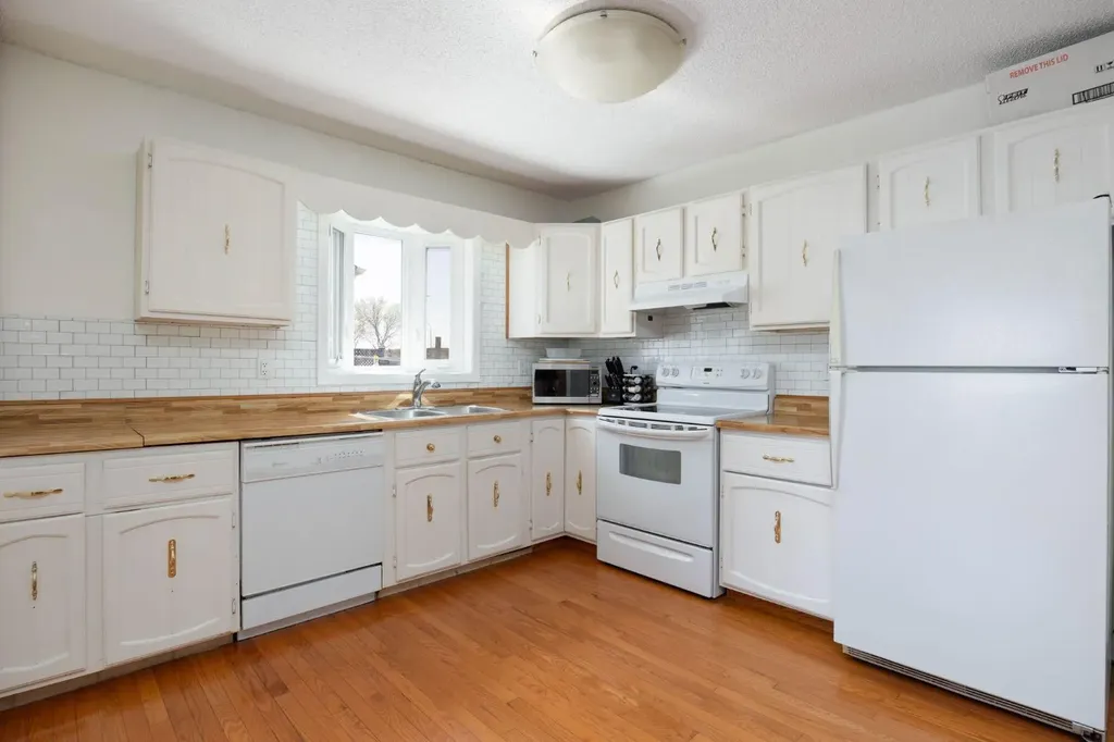 173 Oaks Crescent Fort Mcmurray AB T9K 1P9