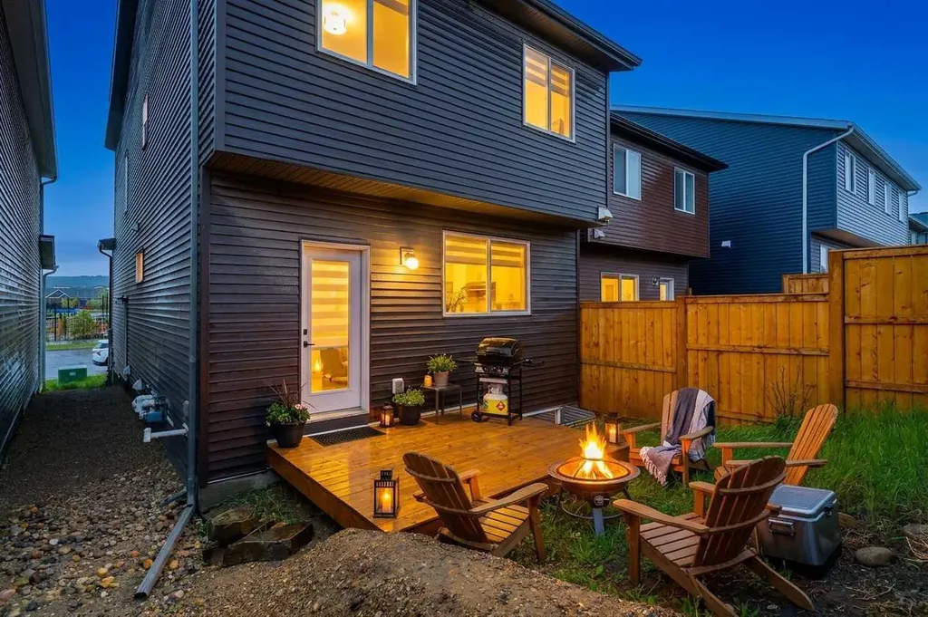 184 Rowmont Boulevard NW Calgary AB T3L 0H3