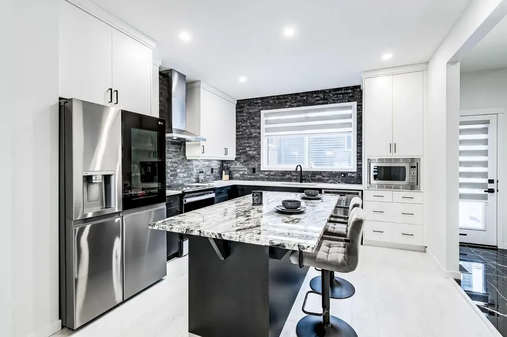 184 Rowmont Boulevard NW Calgary AB T3L 0H3