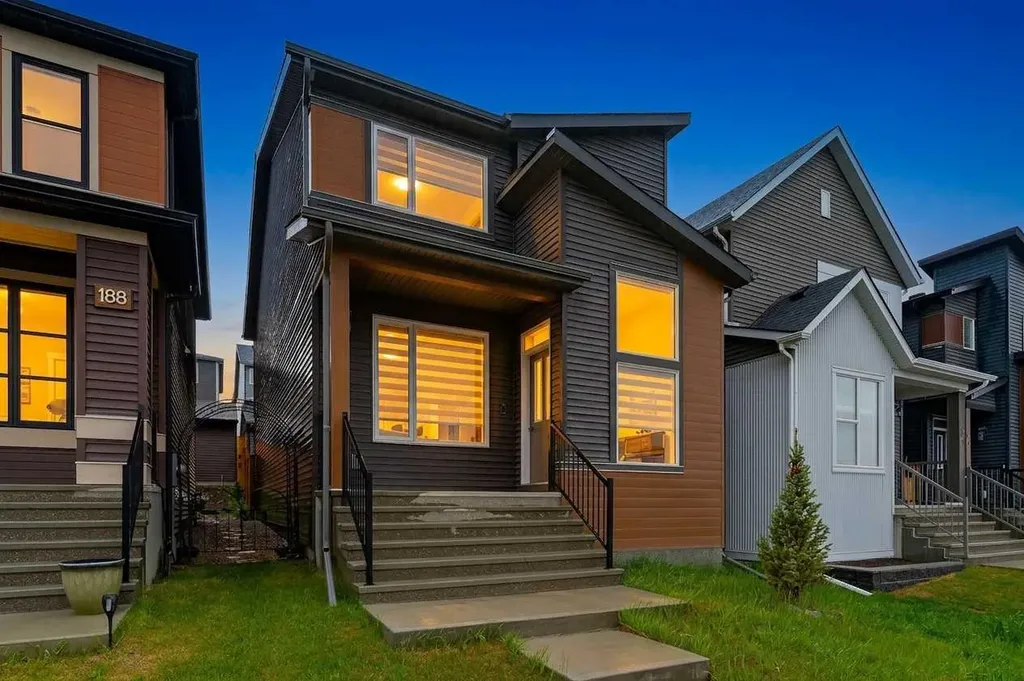 184 Rowmont Boulevard NW Calgary AB T3L 0H3