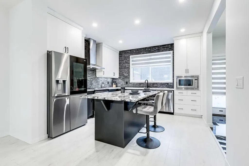 184 Rowmont Boulevard NW Calgary AB T3L 0H3