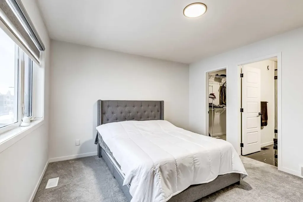 184 Rowmont Boulevard NW Calgary AB T3L 0H3