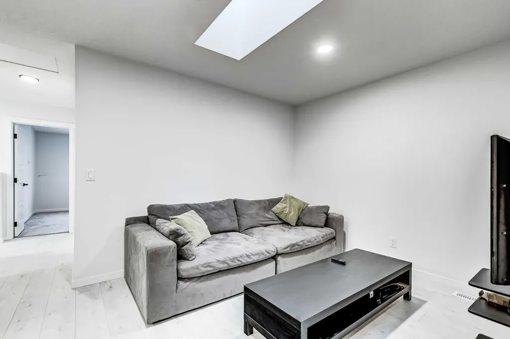 184 Rowmont Boulevard NW Calgary AB T3L 0H3