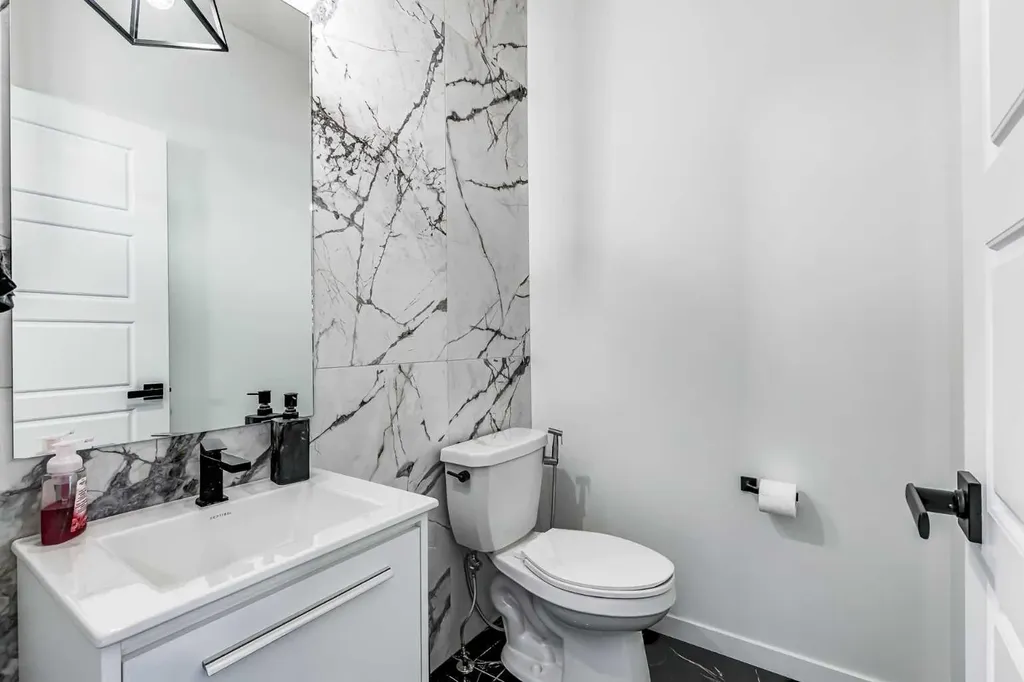184 Rowmont Boulevard NW Calgary AB T3L 0H3