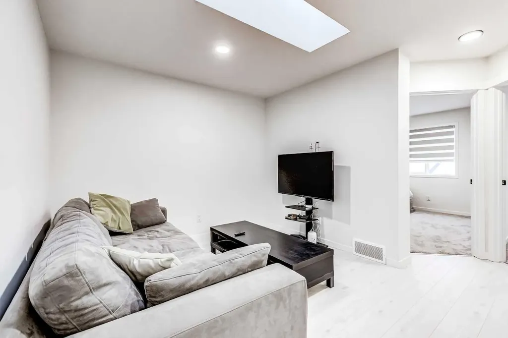 184 Rowmont Boulevard NW Calgary AB T3L 0H3