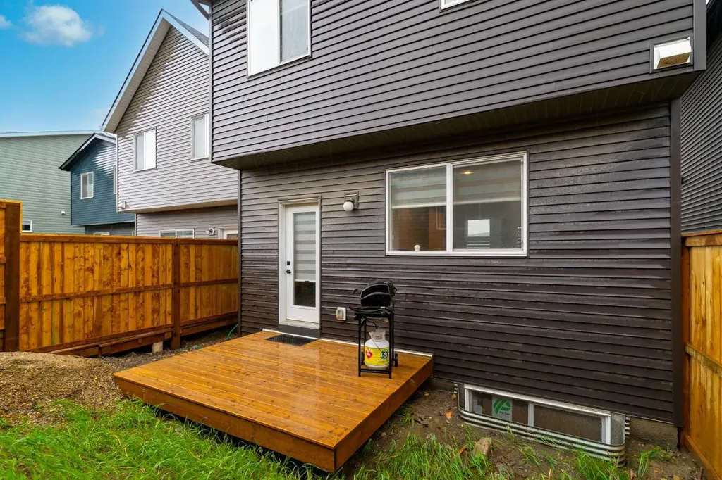 184 Rowmont Boulevard NW Calgary AB T3L 0H3