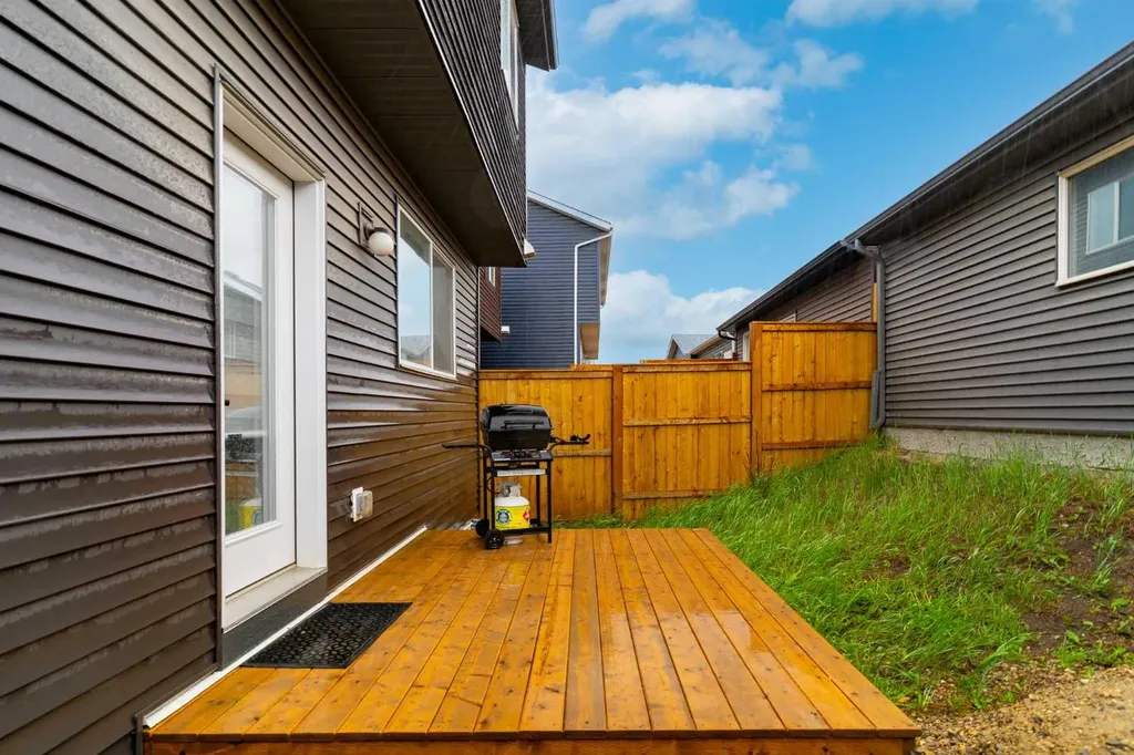 184 Rowmont Boulevard NW Calgary AB T3L 0H3
