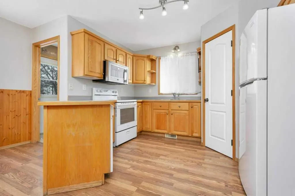 220 Deschner Close Red Deer AB T4R 3C2