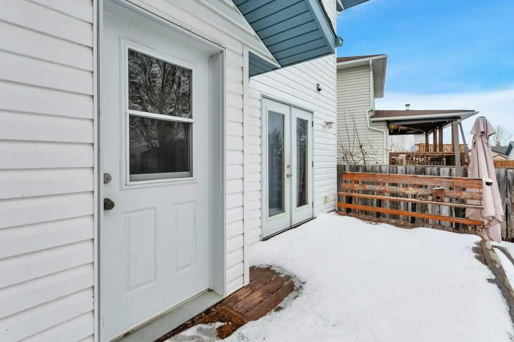 220 Deschner Close Red Deer AB T4R 3C2