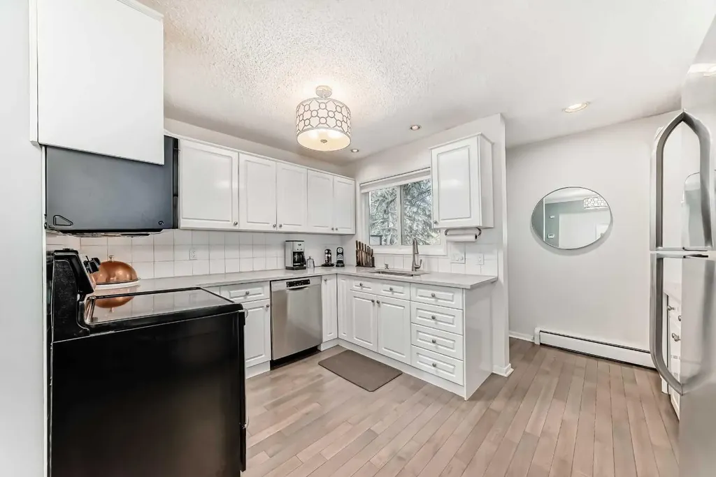 3130 66 Avenue SW Calgary AB T3E 5K8