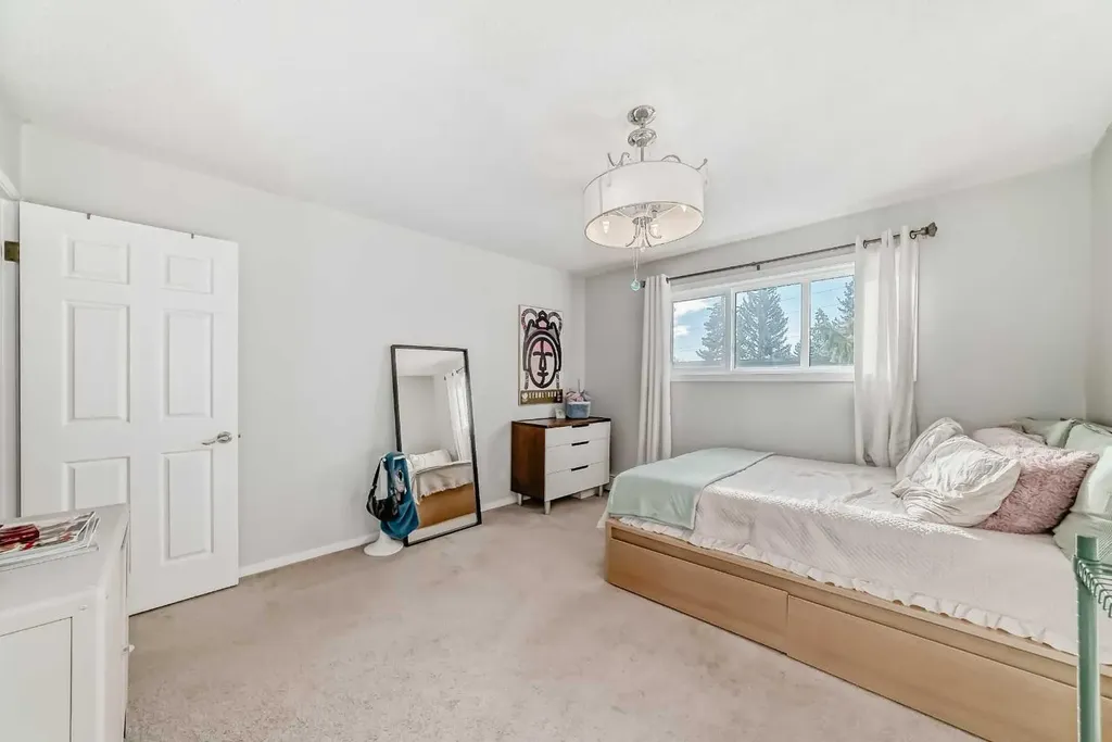 3130 66 Avenue SW Calgary AB T3E 5K8