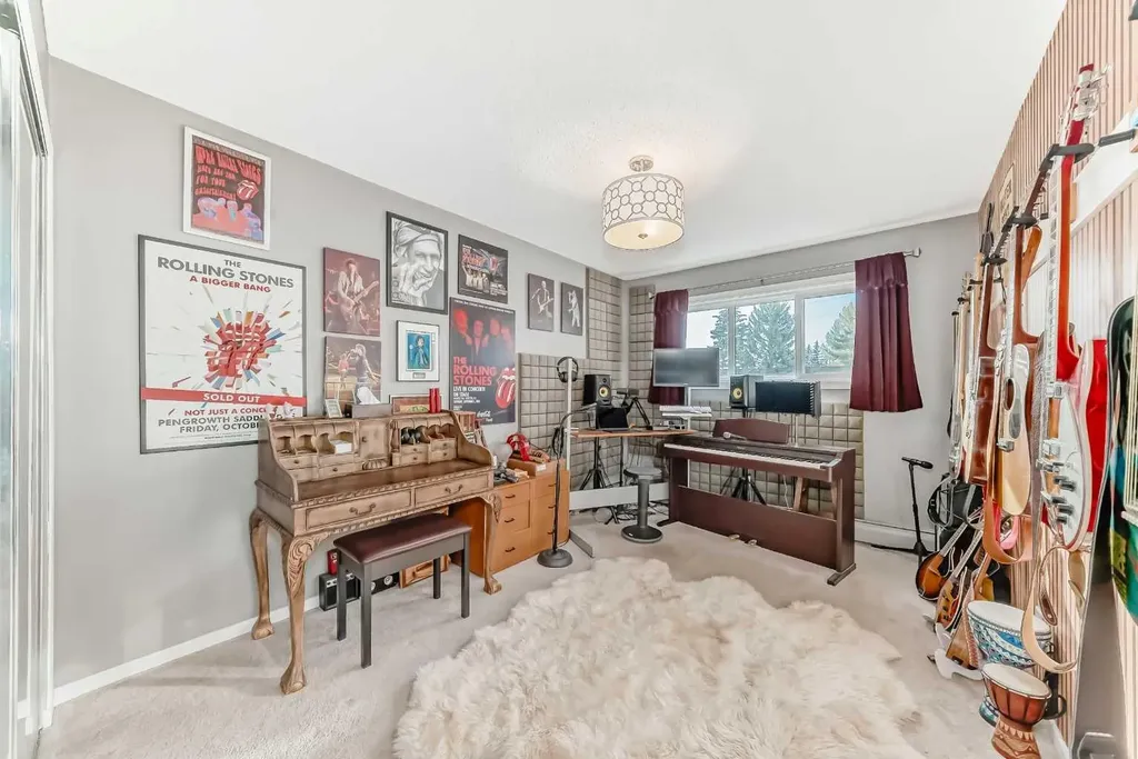 3130 66 Avenue SW Calgary AB T3E 5K8