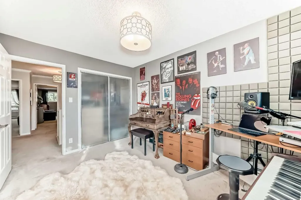 3130 66 Avenue SW Calgary AB T3E 5K8
