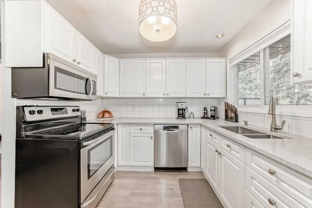 3130 66 Avenue SW Calgary AB T3E 5K8