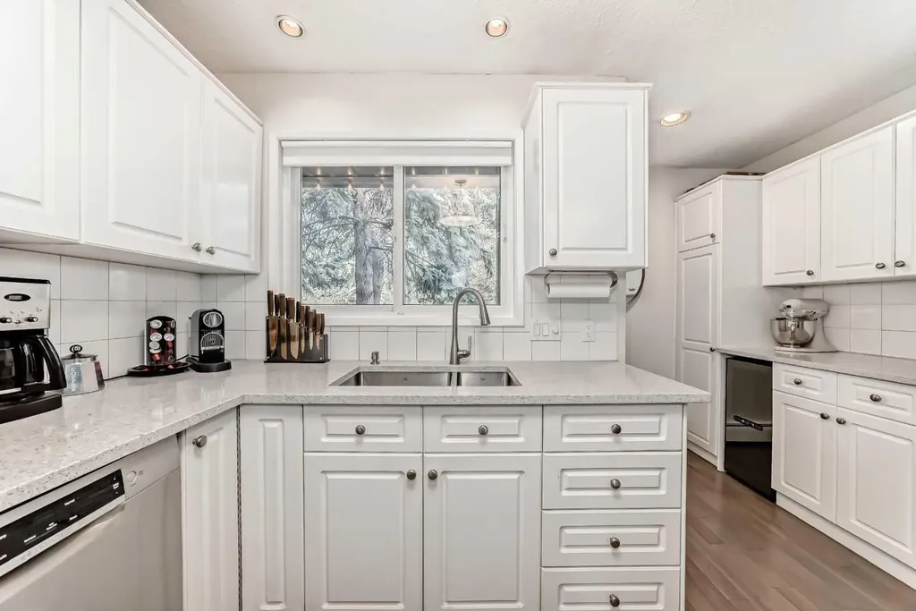 3130 66 Avenue SW Calgary AB T3E 5K8