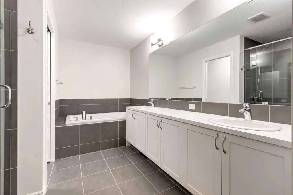 104 Hillcrest Avenue SW Airdrie AB T4B 4C8